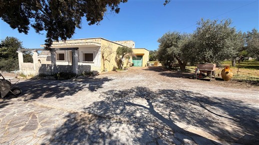 Villa In Fase Di Ristrutturazione, 4 Vani, Trullo e Garage. Poco Distante.